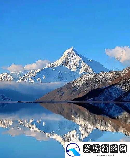 高聳的雪峰襯著巨大藍天的壯麗景象