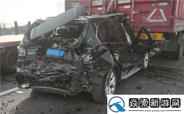 寶馬遭追尾奇跡生還