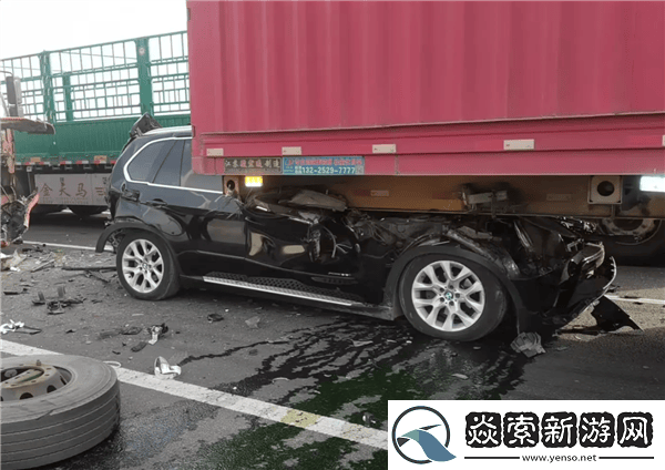 寶馬遭追尾奇跡生還