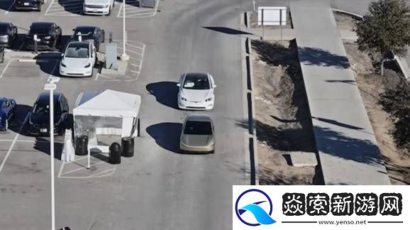 特斯拉CyberCab方向盤版現身